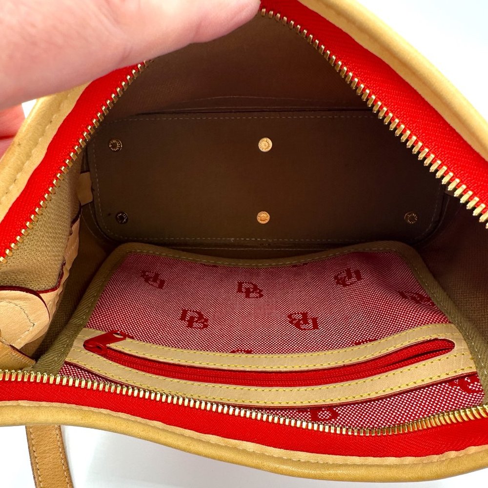 ⭐️⭐️SOLD⭐️⭐️ Dooney & Bourke Signature Canvas/Leather Shoulder Tote - Picture 14 of 15
